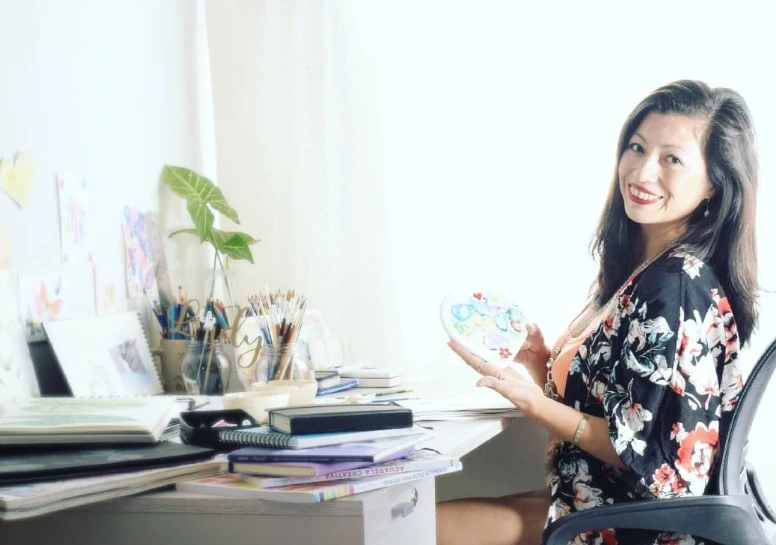 Lady, artista visual trabajando en su obra