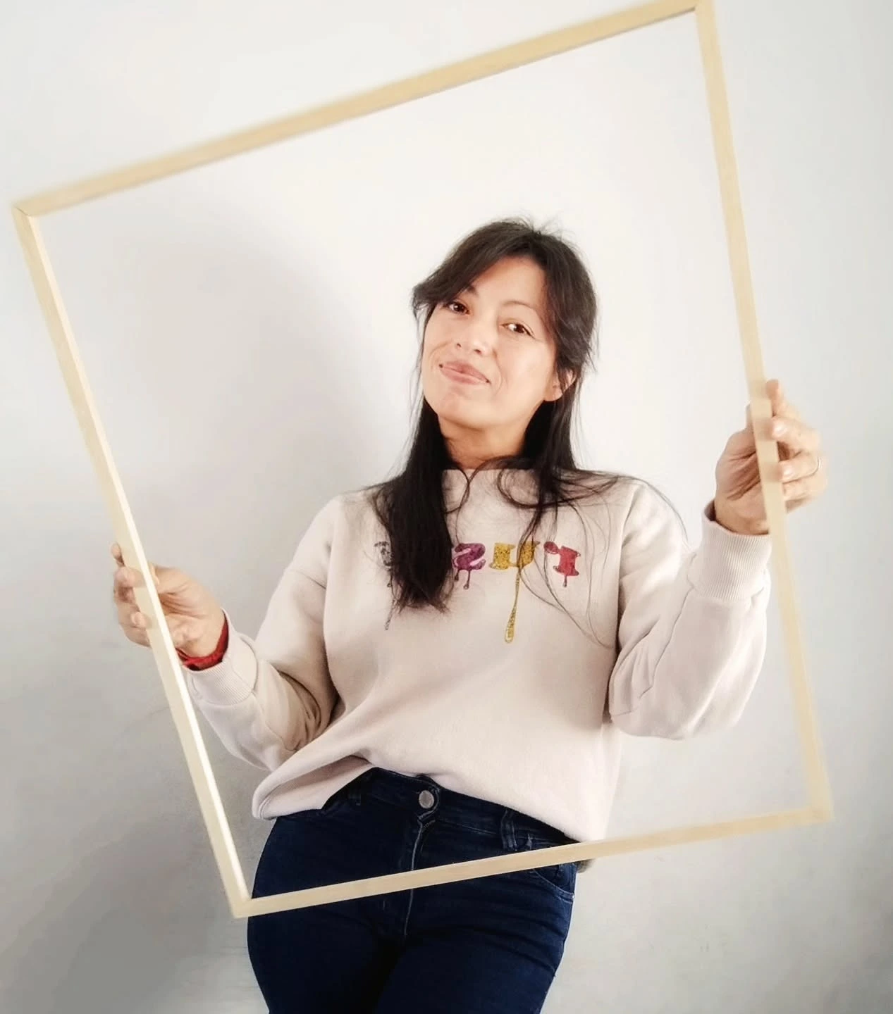 Lady realizando enmarcados artesanales